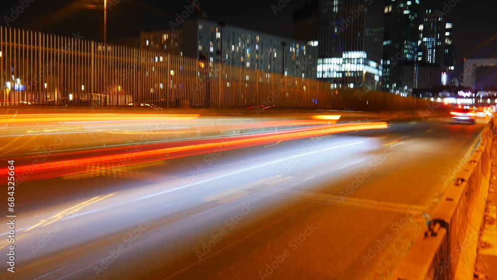 Circulation route, voiture, autoroute, bus ou moto, la nuit, effet lent ou vitesse capture réduit, pour tracée lumineuse de phares de voiture, beauté magique photographique, fond urbain, environne