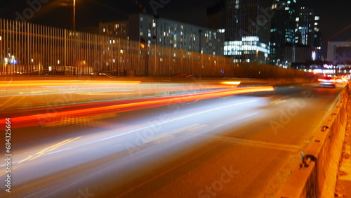 Circulation route, voiture, autoroute, bus ou moto, la nuit, effet lent ou vitesse capture réduit, pour tracée lumineuse de phares de voiture, beauté magique photographique, fond urbain, environne photo