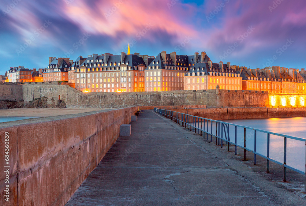Medieval walled city and fortress Saint-Malo at sunset, Brittany, France - obrazy, fototapety, plakaty 