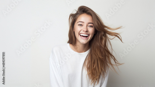 笑顔の若い女性 1人