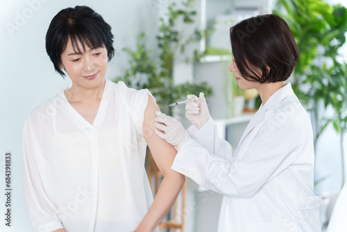 ワクチンの注射を受ける女性