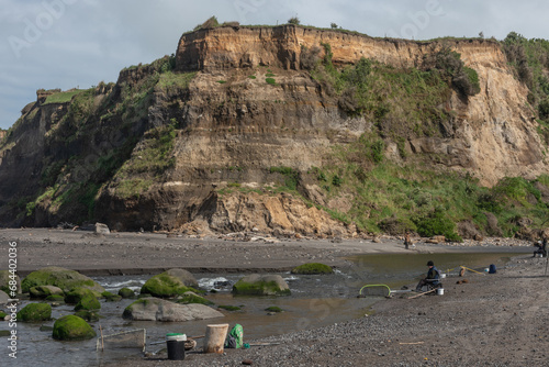 Εκτύπωση καμβά People fishing for whitebait at the mouth of the Waingongoro River, Ohware, New Zealand
