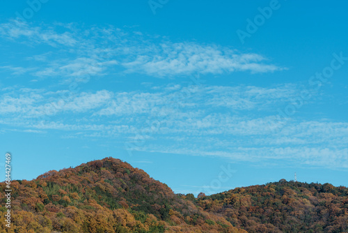 青空に映える秋の山