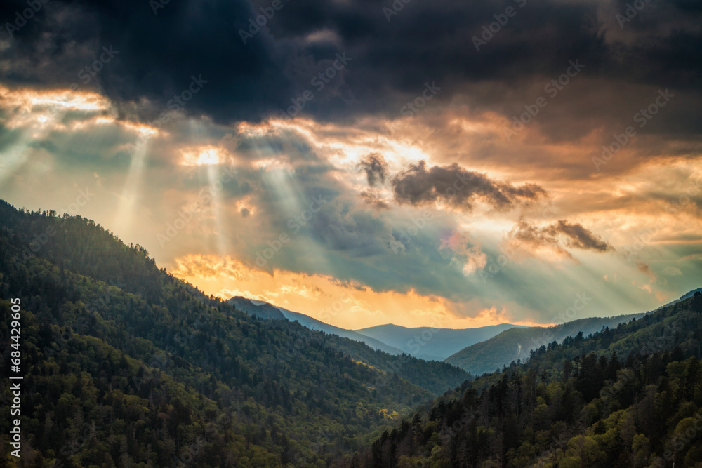 Obraz premium Sun rays breaking through at sunset after a storm in the Smoky Mountains