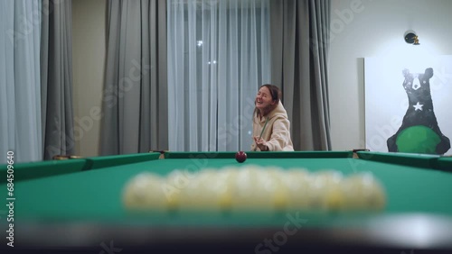 The girl does not hit the cue balls, a failure in billiards, the girl does not get to play billiards photo