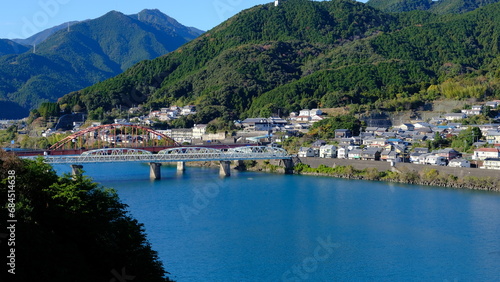 山の上から見る、町（橋、海、空）の風景