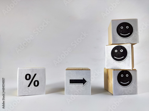 Canvastavla Wooden cubes in a column and a row with white signs with a smiley sign, a percentage
