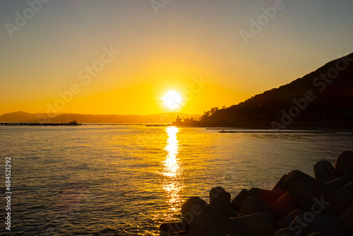 海に沈んでゆく夕日 photo