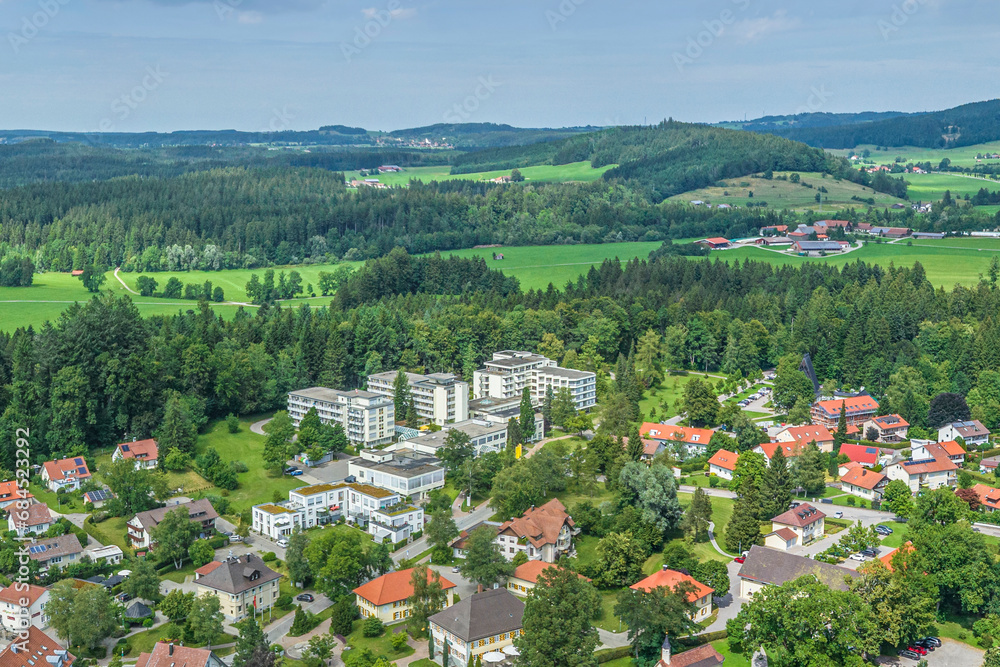 Der Kurort Neutrauchburg bei Isny im Allgäu im Luftbild, Blick über die Gemeinde in die Adelegg