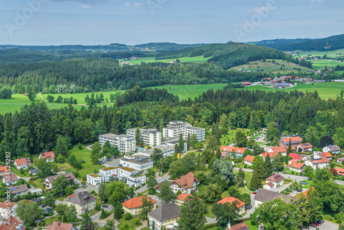 Der Kurort Neutrauchburg bei Isny im Allgäu im Luftbild, Blick über die Gemeinde in die Adelegg