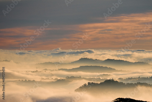 Colline del Monferrato all'alba