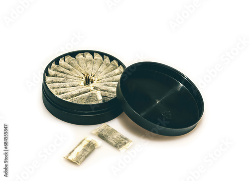Tableau sur toile shewing tobacco (snaff, snus) isolated