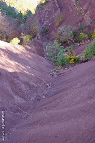 Curiosité géologique de sable rouge au Pla de Muga col vers Lamanère dans les pyrénées photo