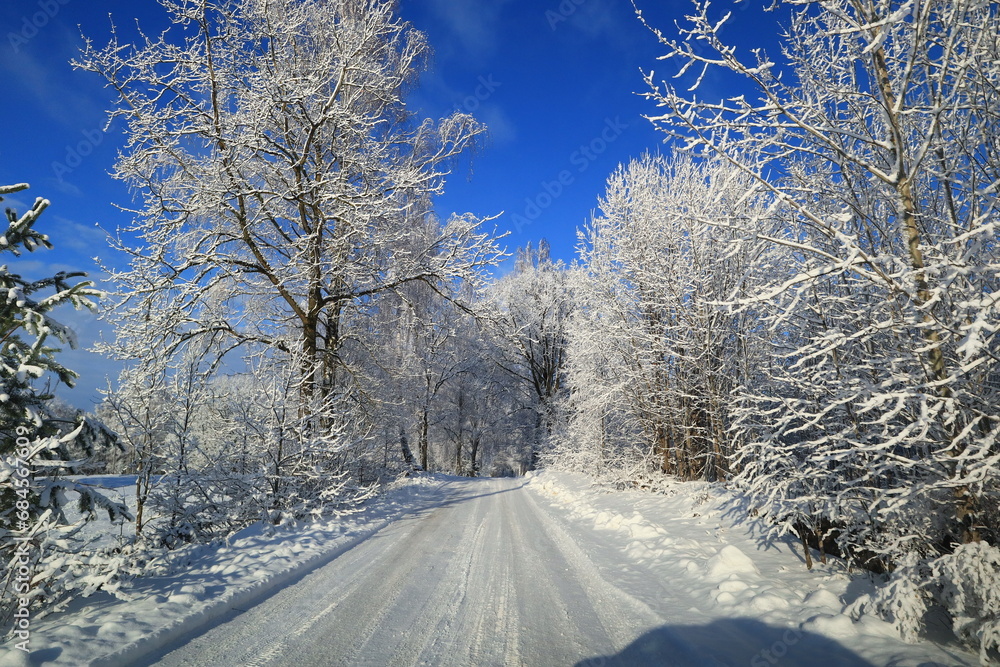 Obraz premium snow covered road