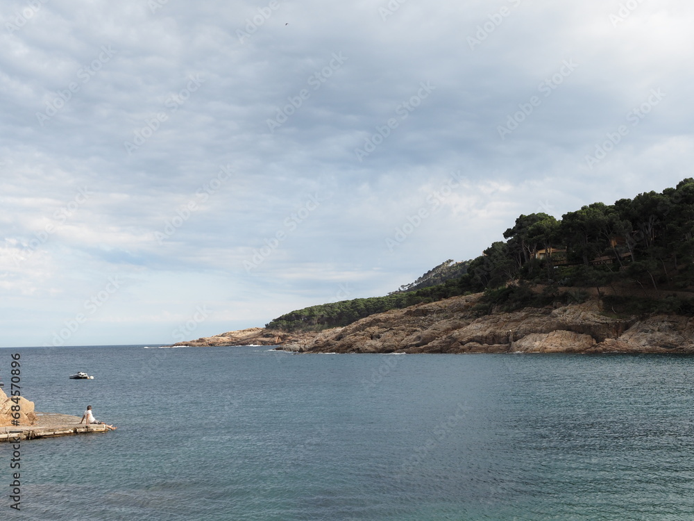 Vue sur la mer Méditerranée depuis la plage Montgo en Espagne (L'Escala)