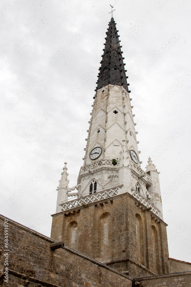 Ars-en-Ré. Clocher noir et blanc de l'église Saint-Etienne . Charente-Maritime. Nouvelle-Aquitaine