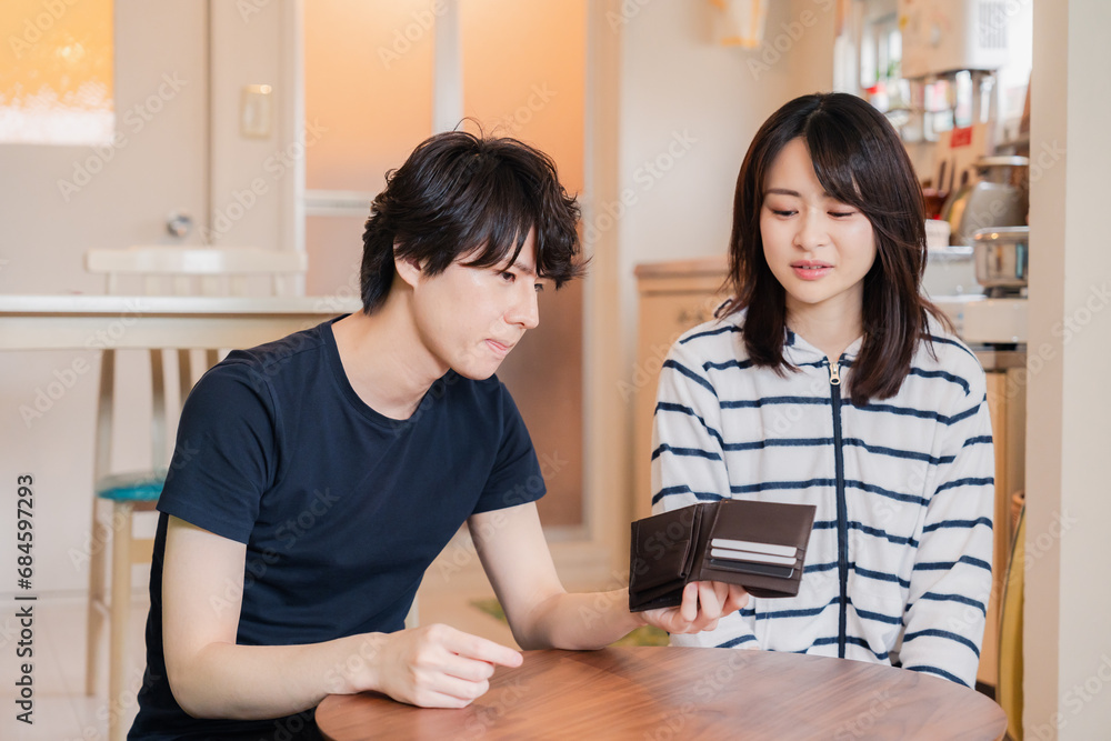 お金がなくて苦しむ若い夫婦 お金がなくて苦しむ若い夫婦
