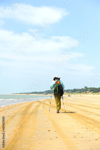 Caminando por la playa de Doñana, Andalucía, sur de España 