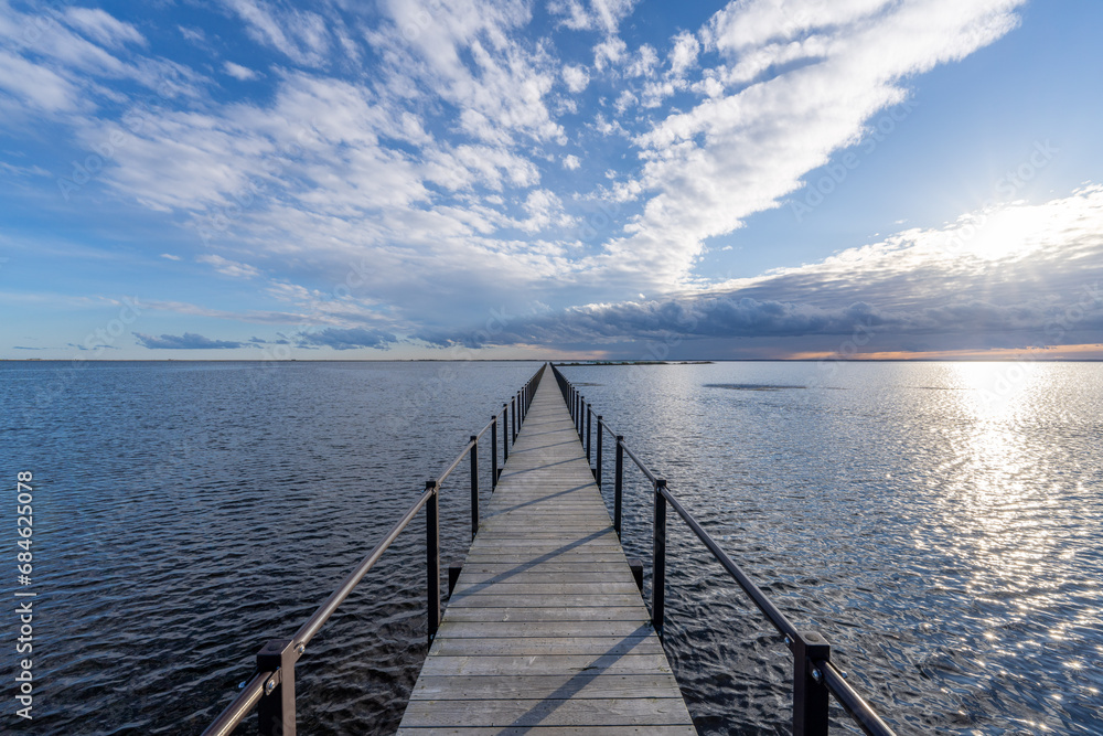 Naklejka premium 北海道、道東、野付半島、海、トドワラ、ナラワラ、風景、自然、空、晴れ、日本、波、青空、水面、海面、海岸、琵琶湖、雲、コピースペース、快晴、観光、観光地、旅行、屋外、船