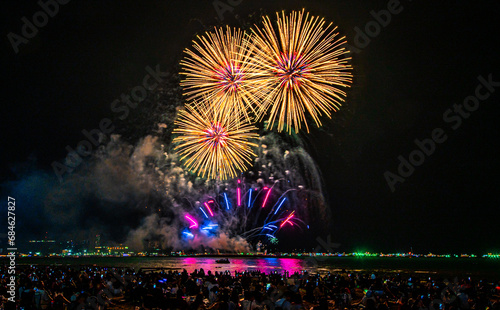 Foto Colorful fireworks display at the 2023 International Fireworks Festival at Pattaya Beach, Thailand