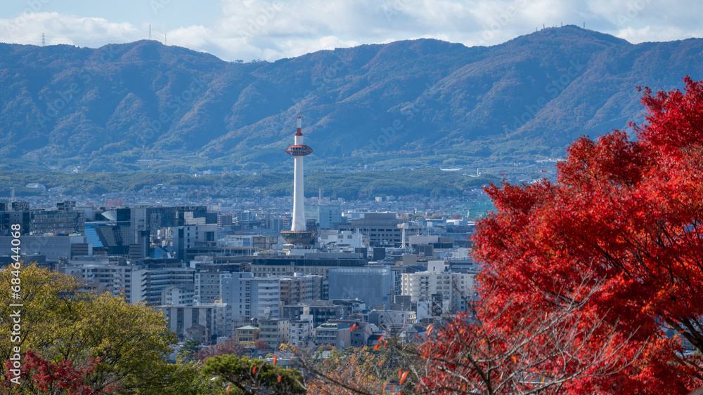 Fototapeta premium 日本の京都にある京都タワーを紅葉と一緒に撮影