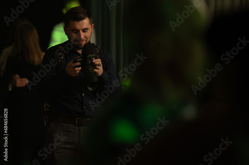 A photographer at work, the process of shooting and photographing celebrations. Paparazzi conducts a journalistic investigation at a party.