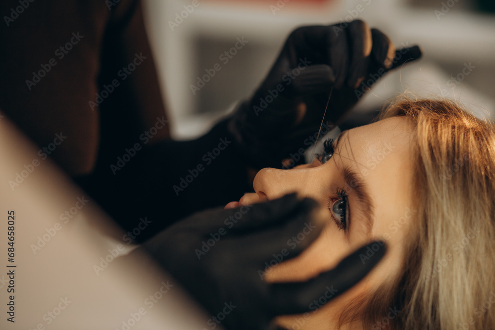 Mikrobleiding eyebrow measurement. Cosmetologist makes markings with pencil and threads for perfect shaped eyebrows. Professional makeup and facial care. Permanent makeup, tattooing of eyebrows. - obrazy, fototapety, plakaty 
