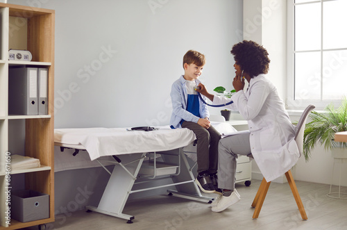 Fotografia Friendly doctor doing medical checkup of child patient
