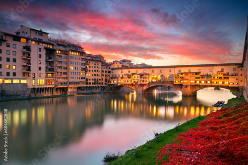 Obraz na płótnie Florence, Italy. Cityscape image of iconic Florence, Italy with famous Ponte Vecchio (Old Bridge) at beautiful autumn sunset. w salonie