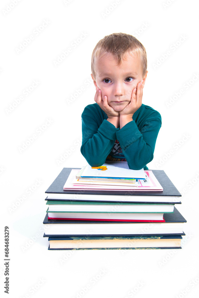 enfant appuyé sur une pile de livres, concept apprentissage lecture enfant appuyé sur une pile de livres, concept apprentissage lecture