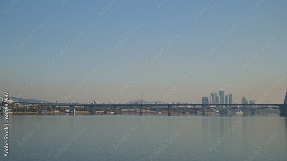 Han River in Korea, riverside scenery and autumn reflected in the river (韓国の漢江、川辺風景と川に映った秋)