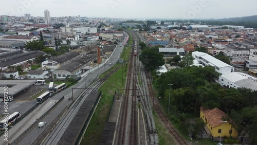 Visão aérea do trem chegando na estação de trem na cidade de Mogi das Cruzes, São Paulo, Brasil. photo