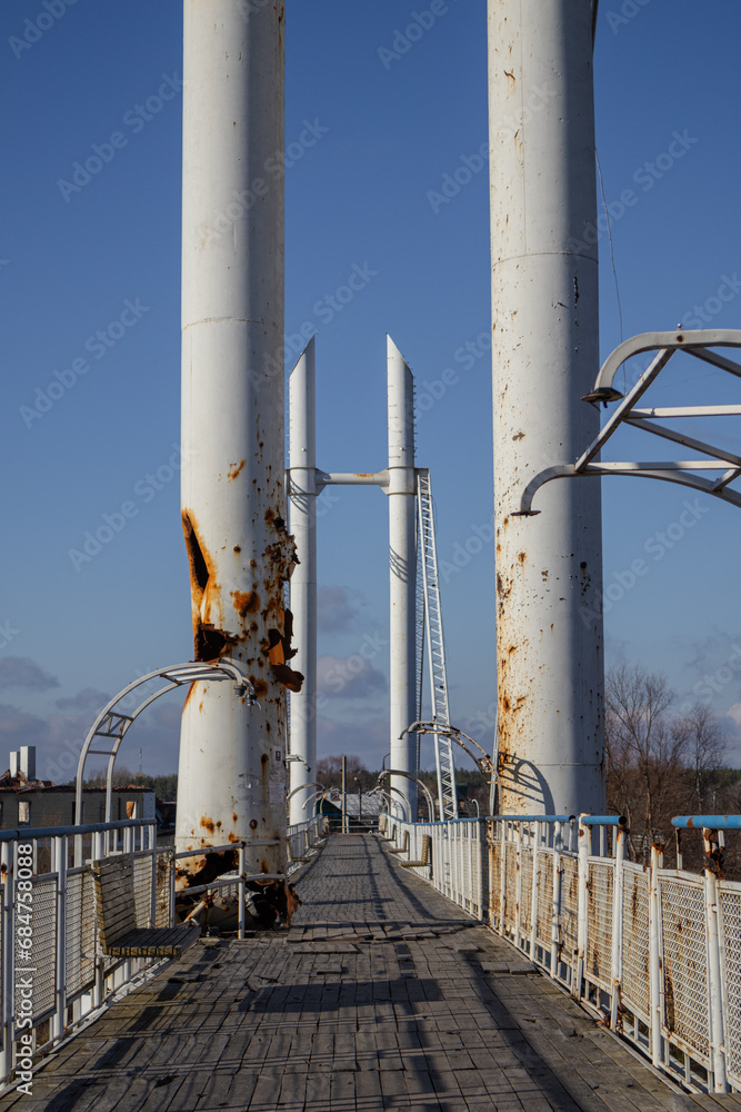 Obraz premium Izyum, Ukraine - November 10, 2023: a pedestrian bridge was destroyed due to constant shelling by the russians, who were sitting across the river