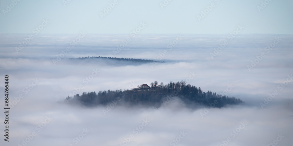 Le Saint-Mont, une ile dans les nuages.
