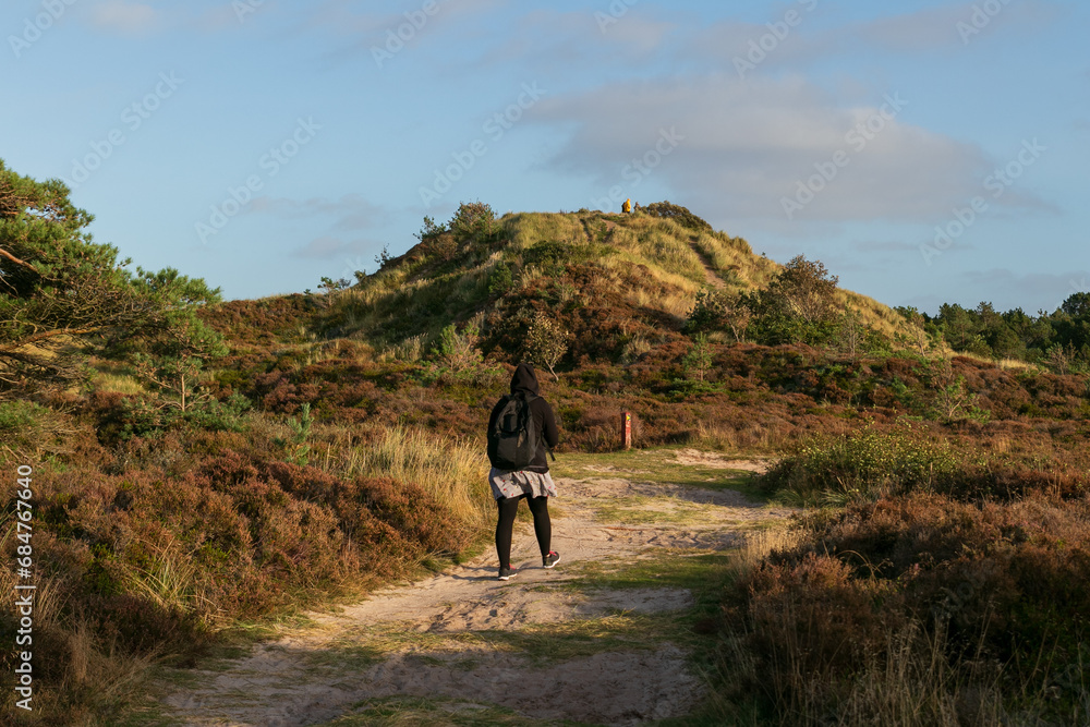 Frau geht zum beliebten Aussichtspunkt Høstbjerg auf der dänischen Nordseeinsel Rømø.