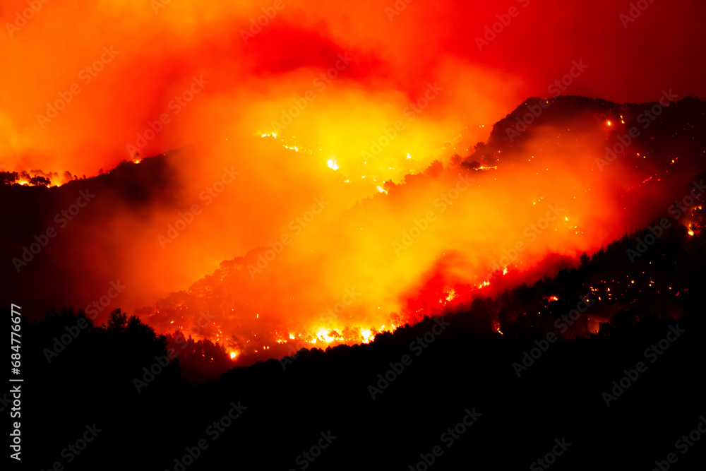 wildfire and smoke at night due to climat change global warming