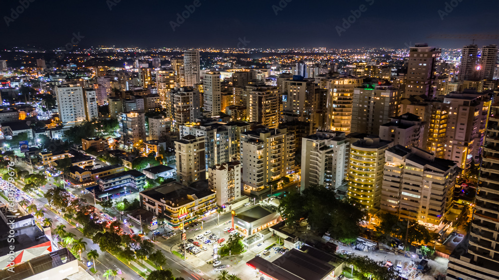 Vista aérea de Santo Domingo de noche, República Dominicana.