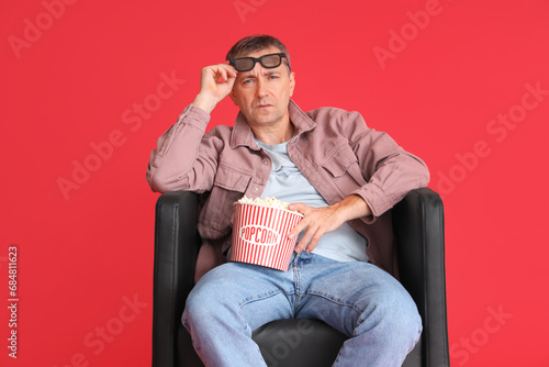 Mature man with 3D glasses ...