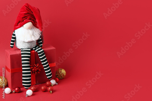 Christmas gnome with gift b...