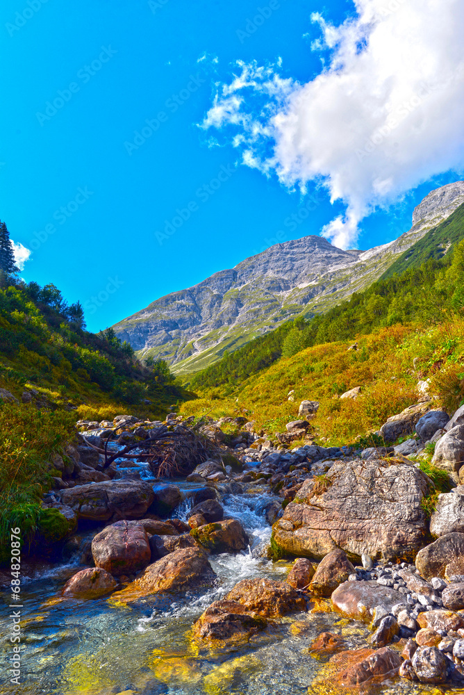 Wanderweg über Stierlochweg zum Stierlochjoch/Ravensburger Hütte im Lechquellengebirge Vorarlberg/Österreich Wanderweg über Stierlochweg zum Stierlochjoch/Ravensburger Hütte im Lechquellengebirge Vorarlberg/Österreich
