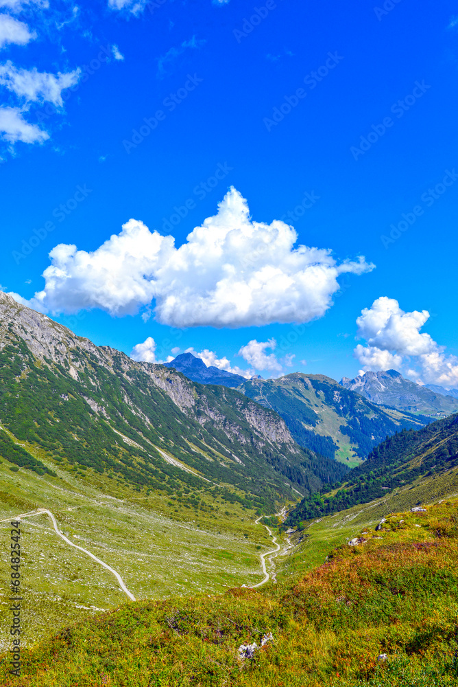 Wanderweg über Stierlochweg zum Stierlochjoch/Ravensburger Hütte im Lechquellengebirge Vorarlberg/Österreich