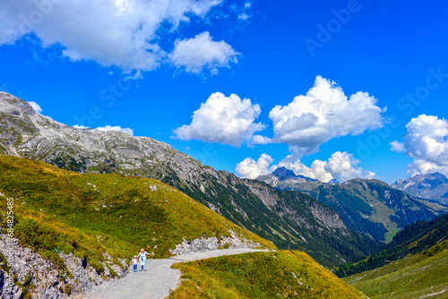 Wanderweg über Stierlochweg zum Stierlochjoch/Ravensburger Hütte im Lechquellengebirge Vorarlberg/Österreich photo