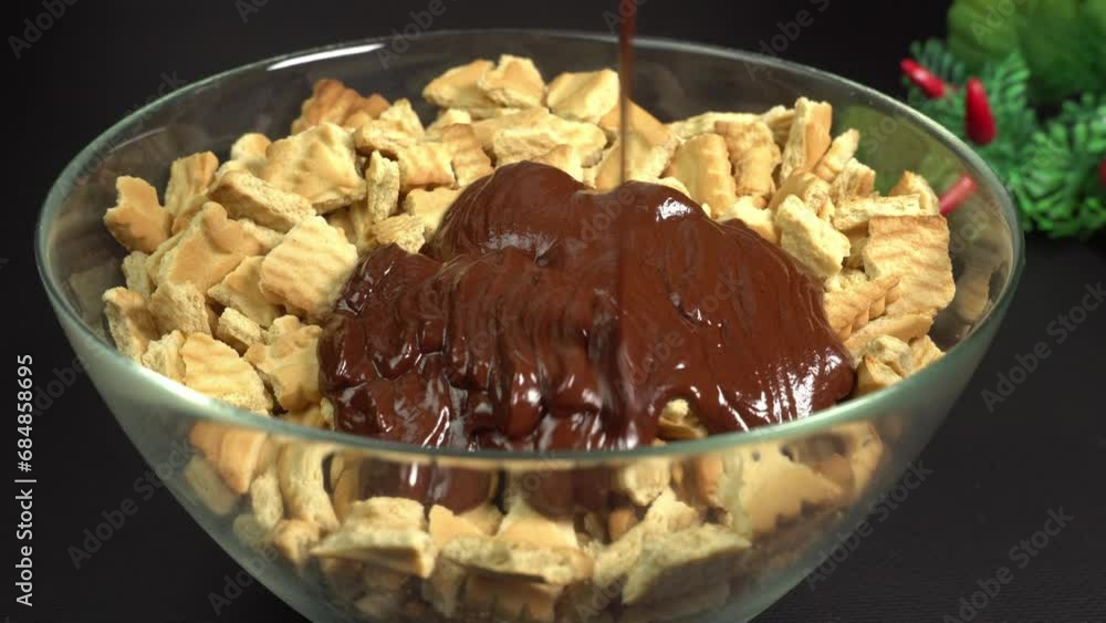 Hot chocolate is poured into a bowl of crushed cookies to make dessert. Home cooking Hot chocolate is poured into a bowl of crushed cookies to make dessert. Home cooking