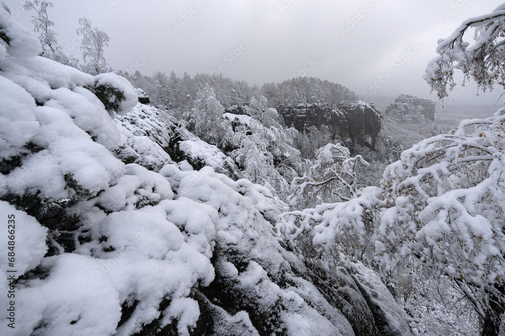 Die Breite Kluft-Aussicht (von Rauschenstein, linkselbisch Zschirnstein, Zirkelstein bis zur Kaiserkrone) der Schrammsteine (Nationalpark Sächsische Schweiz) ist im Winter ein besonderes Bergerlebnis.