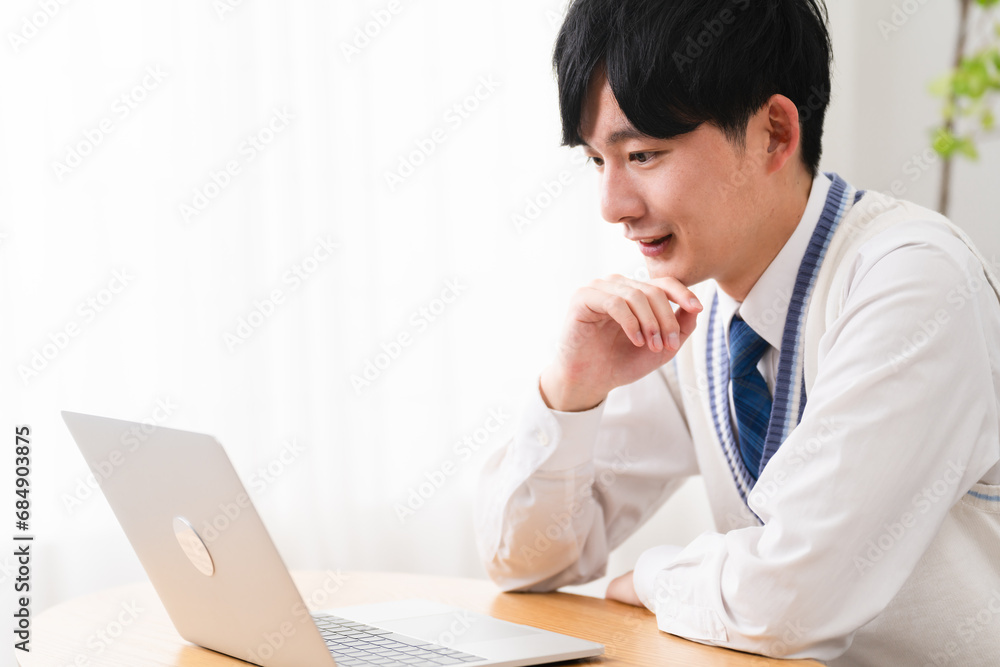 学生服を着ている若い男性　学生イメージ