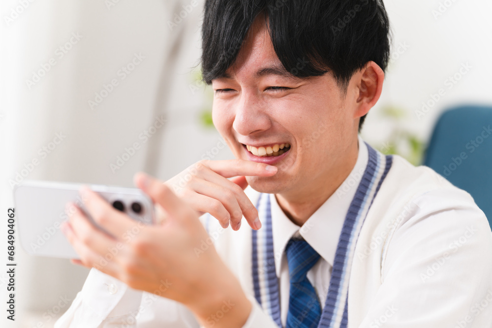 学生服を着ている若い男性　学生イメージ