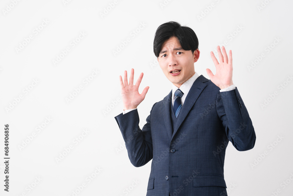 ビジネススーツを着ている若い男性　ビジネスイメージ