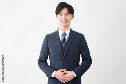 ビジネススーツを着ている若い男性　ビジネスイメージ