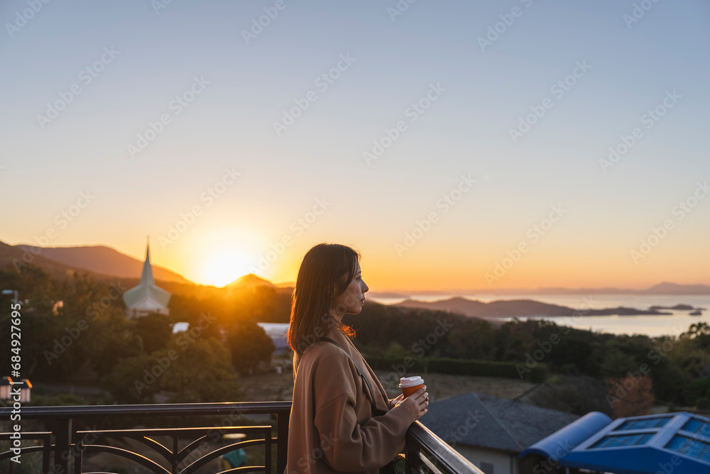 Fototapeta premium 夕焼け空と女性