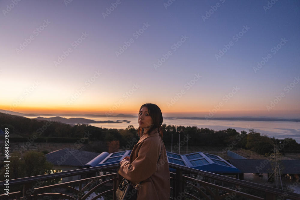 Fototapeta premium 夕焼け空と女性